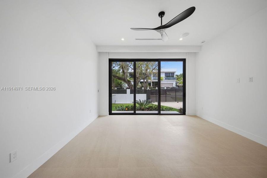 Spacious, unfurnished interior of a new home in , Fort Lauderdale (Image 24).
