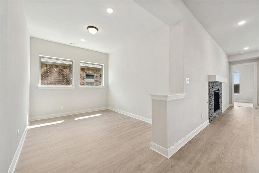 Spacious, unfurnished interior of a new home in Myrtle Creek, Waxahachie (Image 19). Spacious, unfurnished interior of a new home in Myrtle Creek, Waxahachie (Image 19).