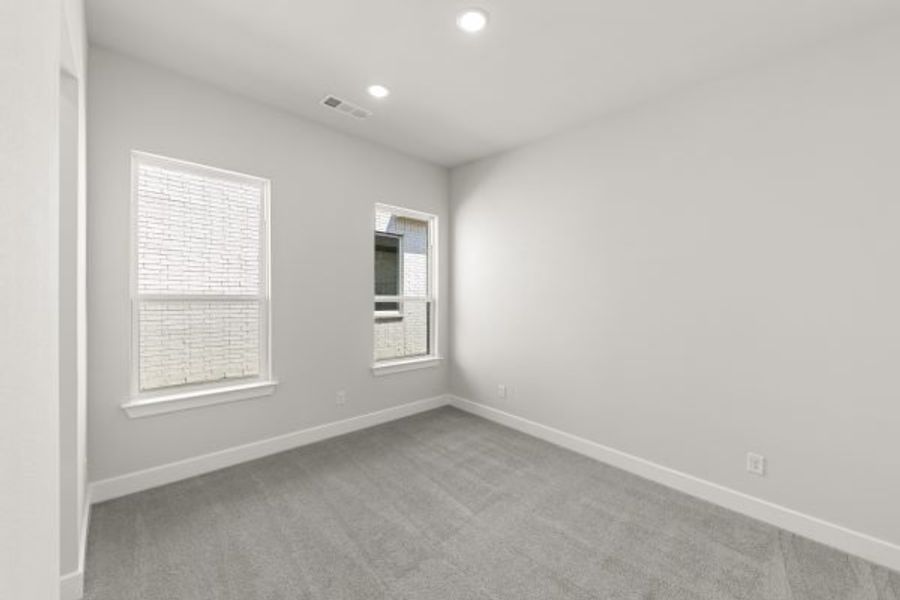Spacious, unfurnished interior of a new home in The Highlands, Rockwall (Image 32).