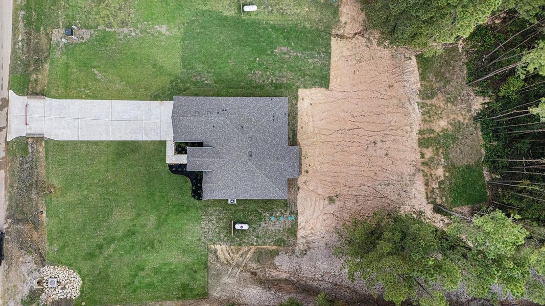 Exterior details and patio area of a home in Rose Hill Estates, Willis (Image 24).