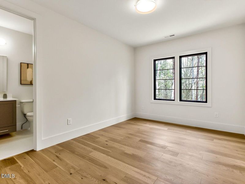 058-1280x960-bedroom-3