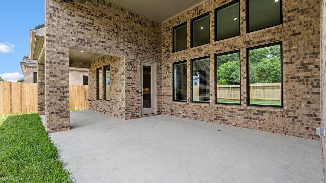 Exterior details and patio area of a home in Friendswood Trails, Friendswood (Image 26).