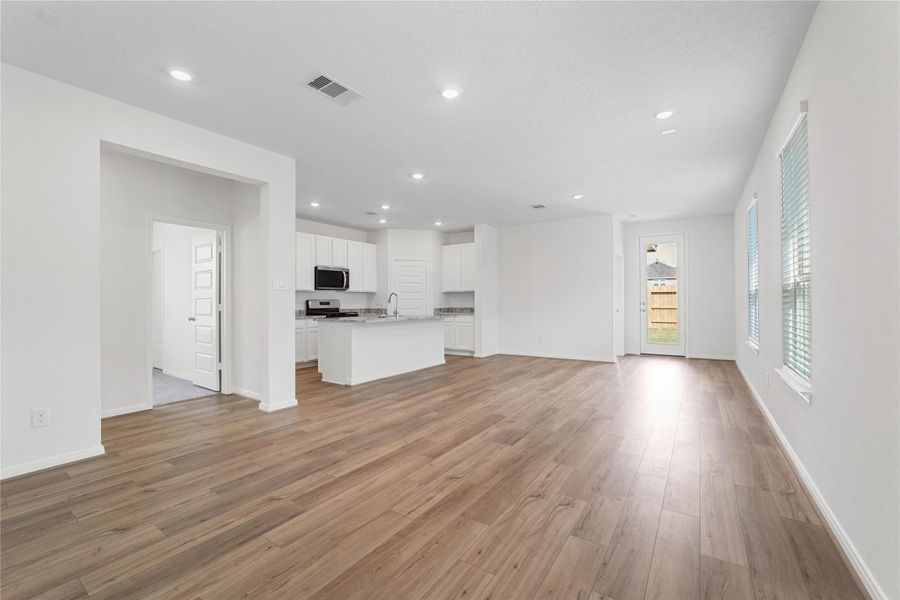 Spacious, unfurnished interior of a new home in Bauer Meadows, Tomball (Image 9).