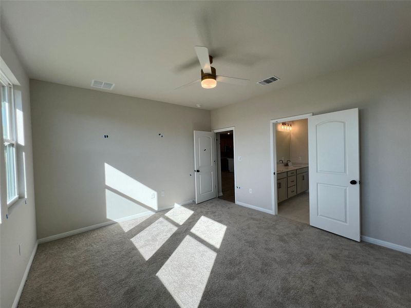 Spacious, unfurnished interior of a new home in Rolling Glen, Hutto (Image 30).