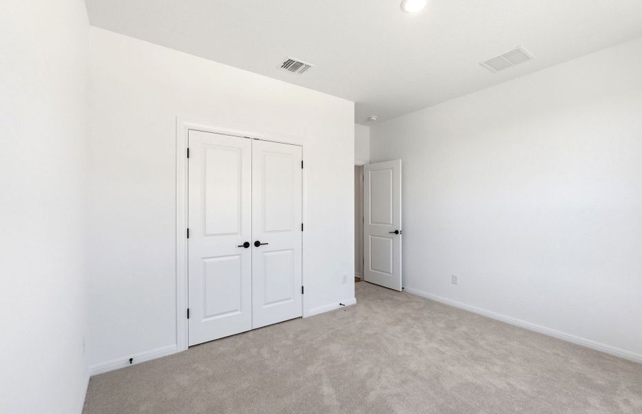 Spacious, unfurnished interior of a new home in Crescent Bluff, Georgetown (Image 38).