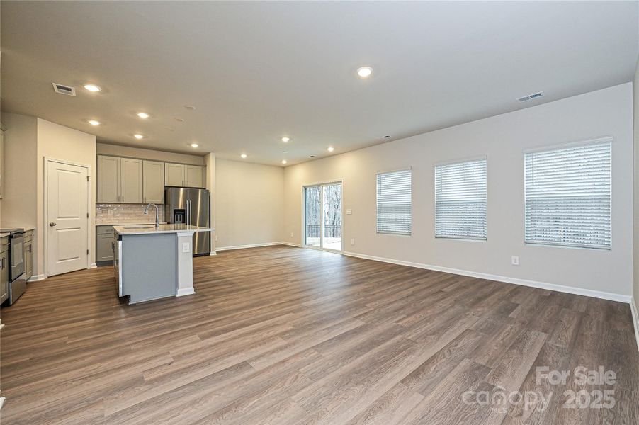 Spacious, unfurnished interior of a new home in Buffalo Ridge, Newton (Image 19).