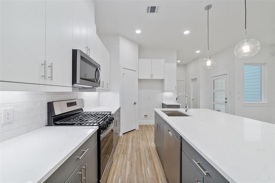 GAS Stove and Undermount Sink GAS Stove and Undermount Sink