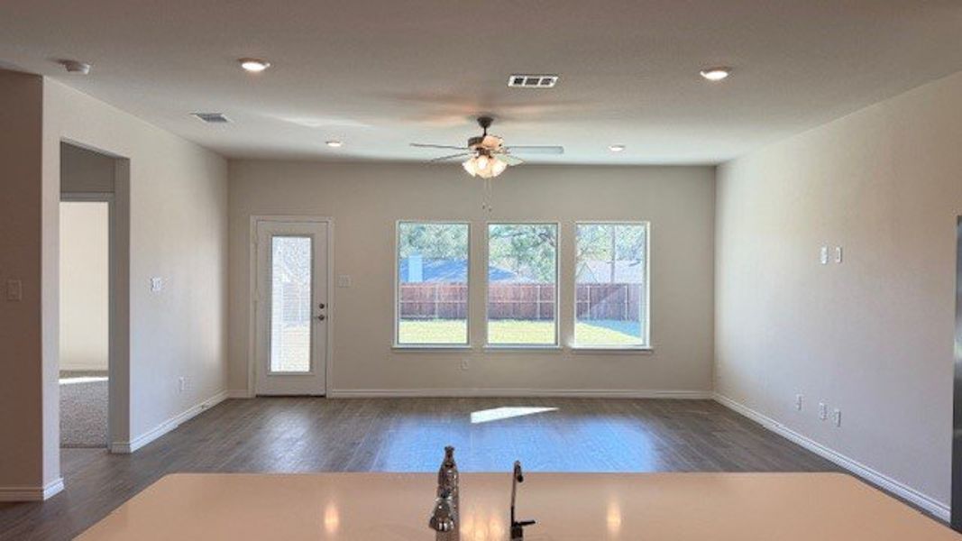 Spacious, unfurnished interior of a new home in Prairie Oaks, Oak Point (Image 20).