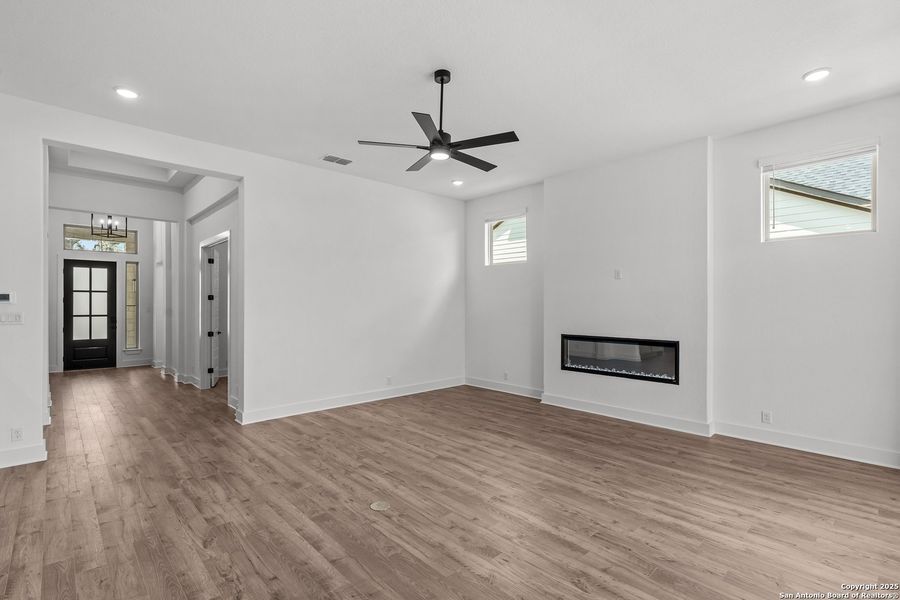 Spacious, unfurnished interior of a new home in Mesa Western, Cibolo (Image 28).