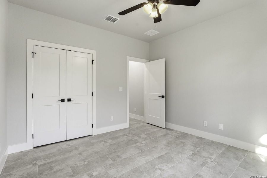 Spacious, unfurnished interior of a new home in , Canyon Lake (Image 25).