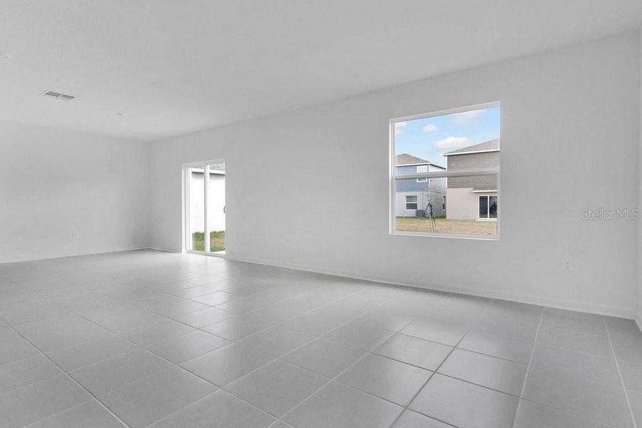 Spacious, unfurnished interior of a new home in Peace Creek Reserve, Winter Haven (Image 10).