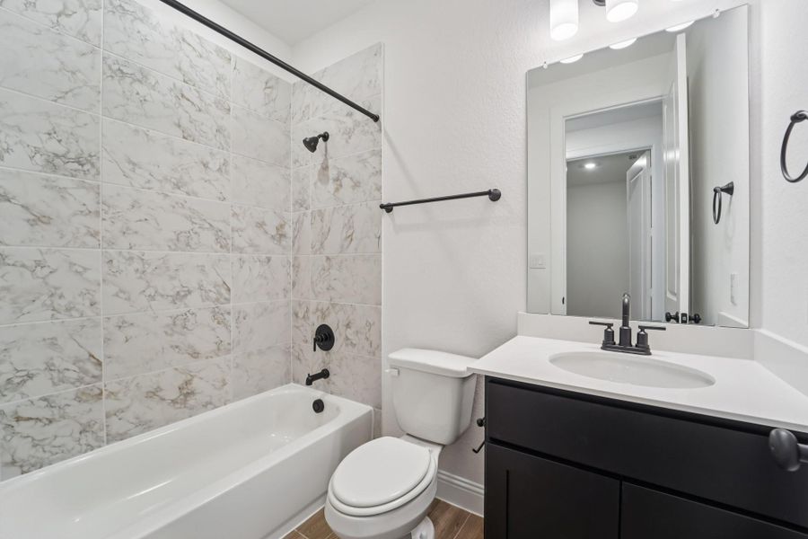 Furnished interior view inside a new home in Evergreen 55', Conroe (Image 9).