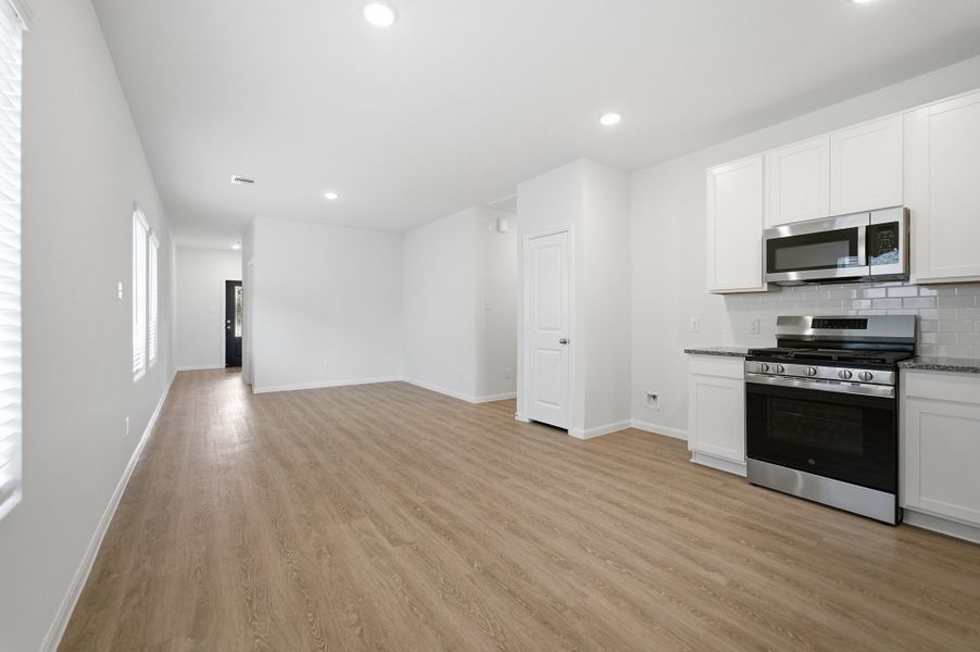 Spacious, unfurnished interior of a new home in The Pines at Seven Coves, Willis (Image 13).