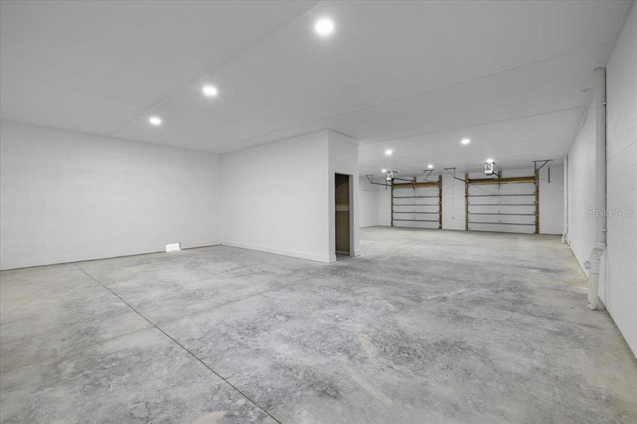 Spacious, unfurnished interior of a new home in , Hernando Beach (Image 25).