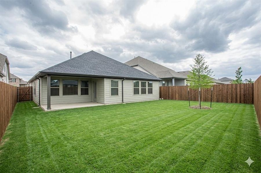 Exterior details and patio area of a home in Elevon, Lavon (Image 4).