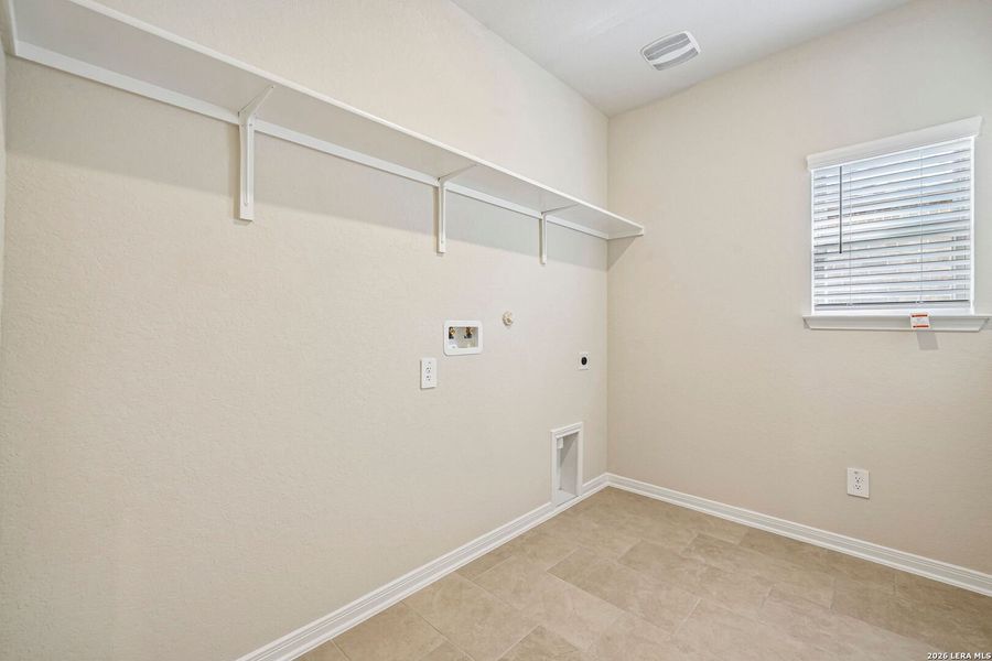 Spacious, unfurnished interior of a new home in Arcadia Ridge - Premier Series, San Antonio (Image 30).