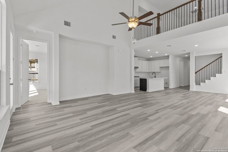 Spacious, unfurnished interior of a new home in Ladera 50', San Antonio (Image 25).
