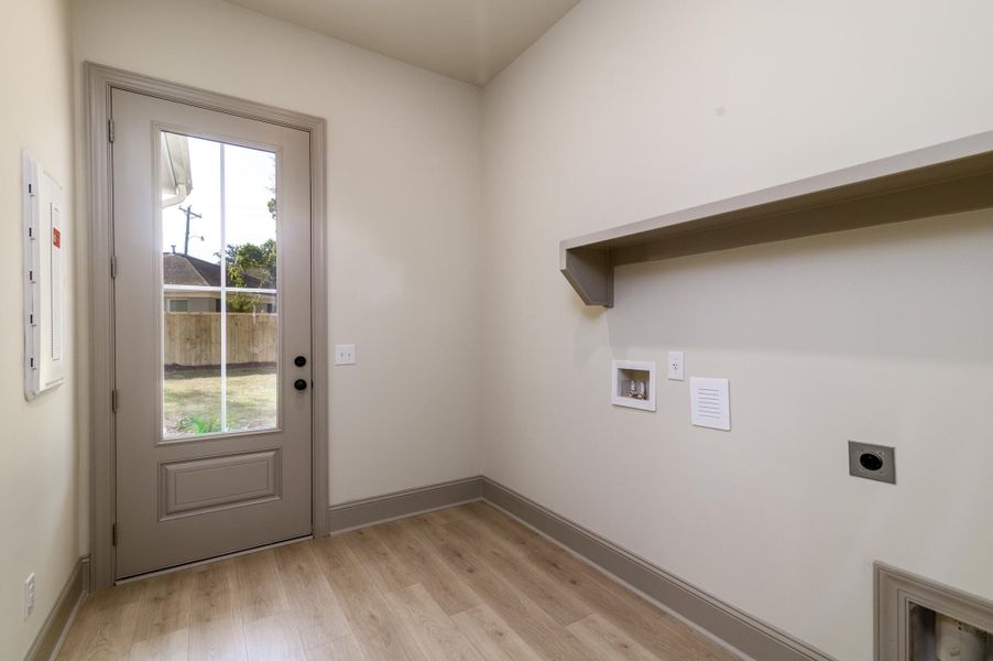 Spacious, unfurnished interior of a new home in , Charleston (Image 16).