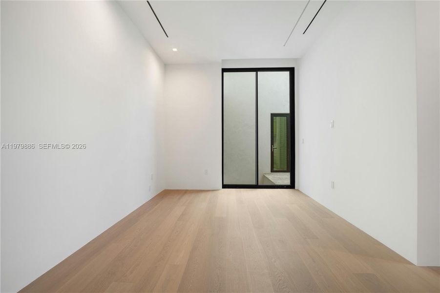 Spacious, unfurnished interior of a new home in , Miami Beach (Image 32).