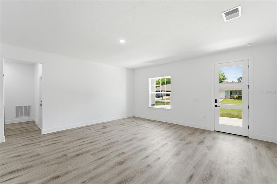 Spacious, unfurnished interior of a new home in , Citrus Springs (Image 11).