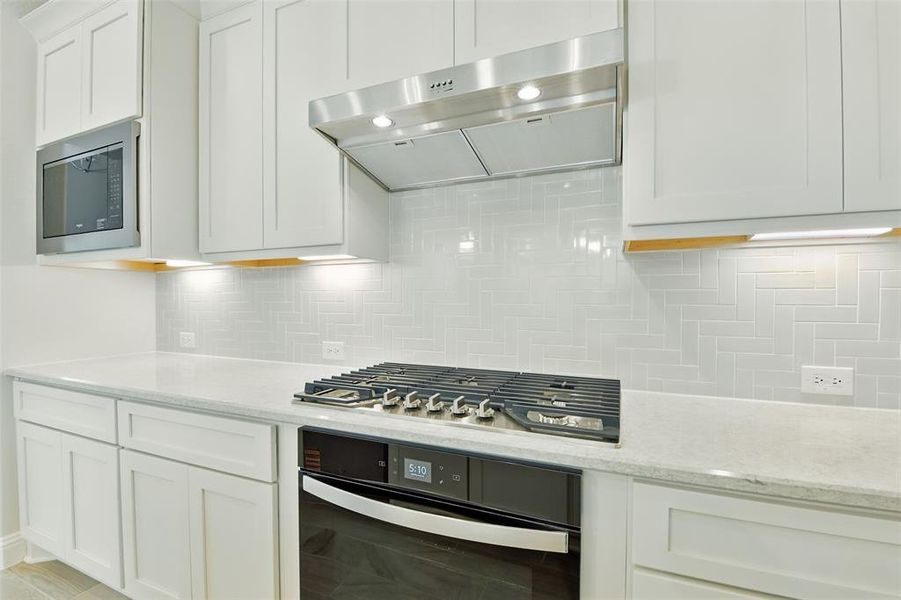 Furnished interior view inside a new home in Evergreen 40', Conroe (Image 14).