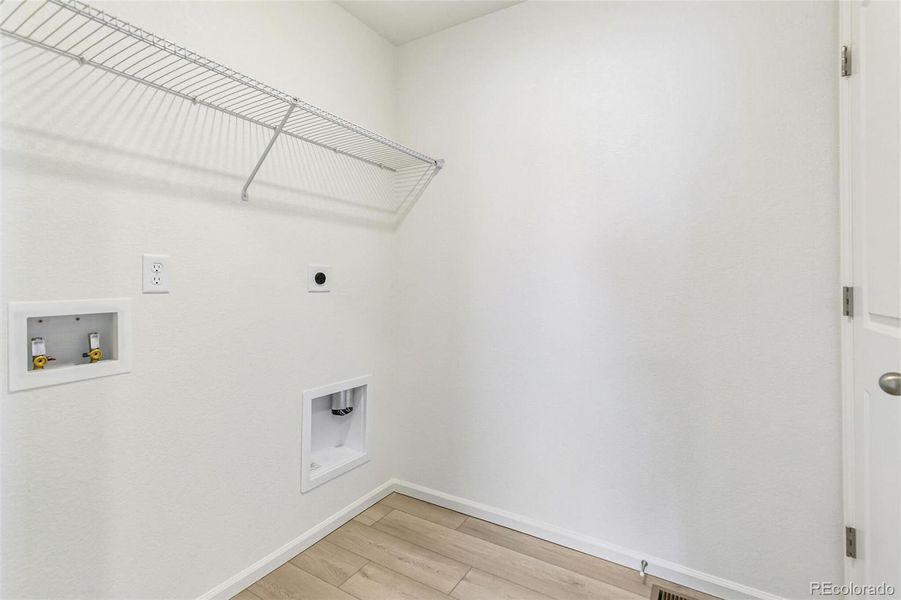 Spacious, unfurnished interior of a new home in Turnberry, Commerce City (Image 24).