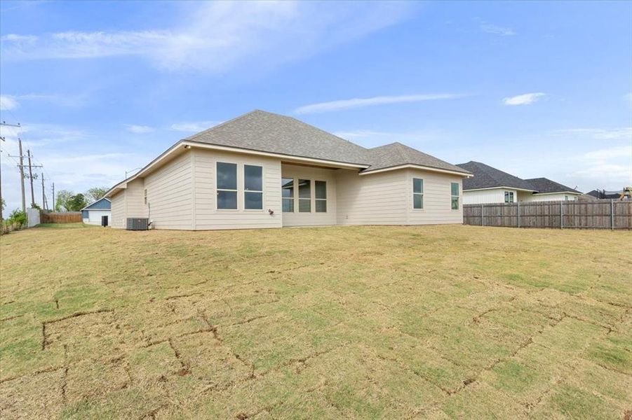 Exterior details and patio area of a home in , Riesel (Image 4).