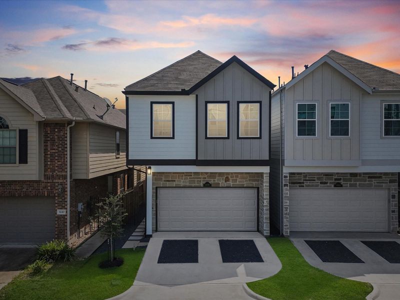Front exterior of a home in the Sunset Heights community, located in Houston, TX (Image 2). Front exterior of a home in the Sunset Heights community, located in Houston, TX (Image 2).
