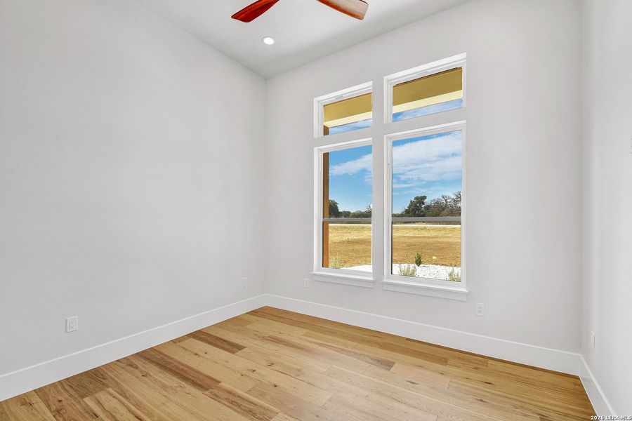 Spacious, unfurnished interior of a new home in , Bandera (Image 20).