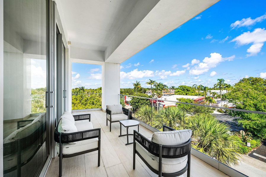 Exterior details and patio area of a home in , Delray Beach (Image 1).
