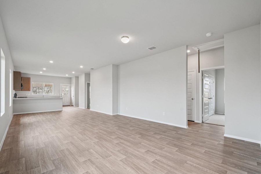 Spacious, unfurnished interior of a new home in Cloverleaf, Austin (Image 39).