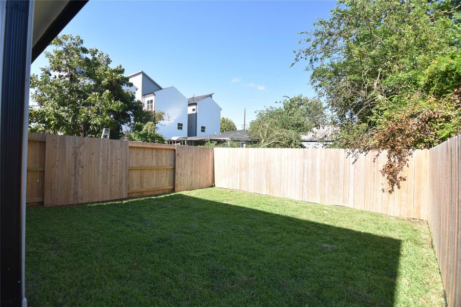 Spacious back yard! Spacious back yard!