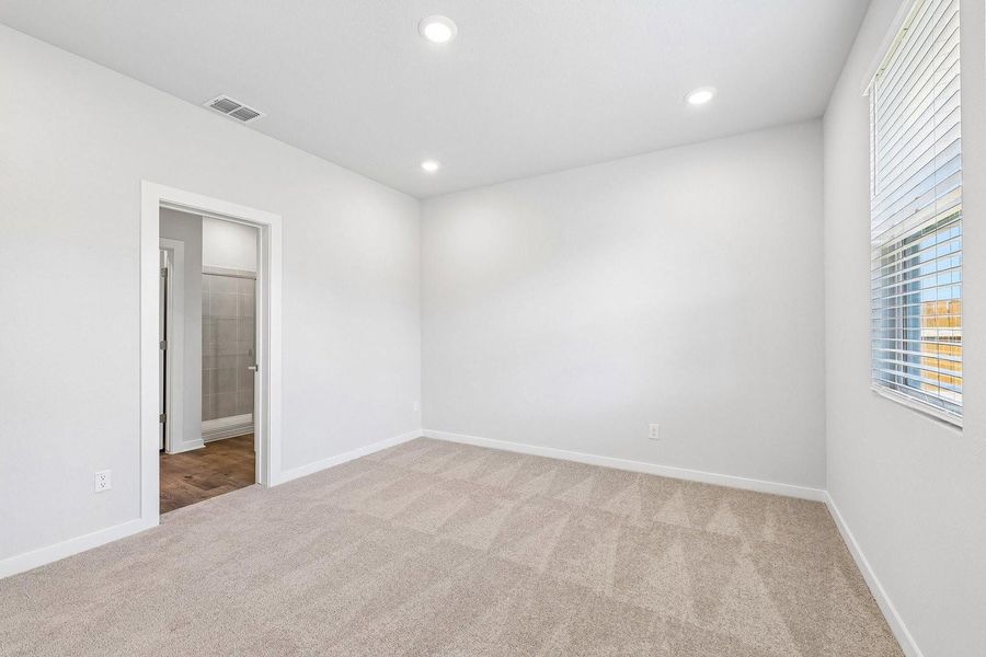 Spacious, unfurnished interior of a new home in Trinity Ranch, Elgin (Image 30).