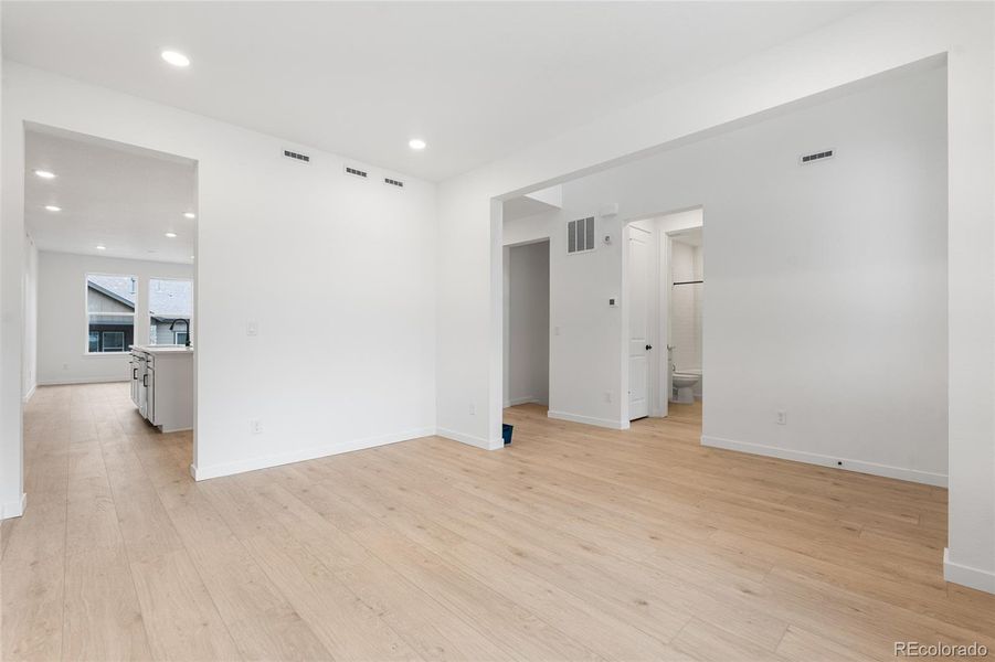 Spacious, unfurnished interior of a new home in Sterling Ranch, Littleton (Image 14).