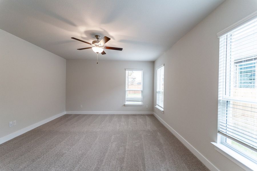 Spacious, unfurnished interior of a new home in Sunfield, Buda (Image 17).