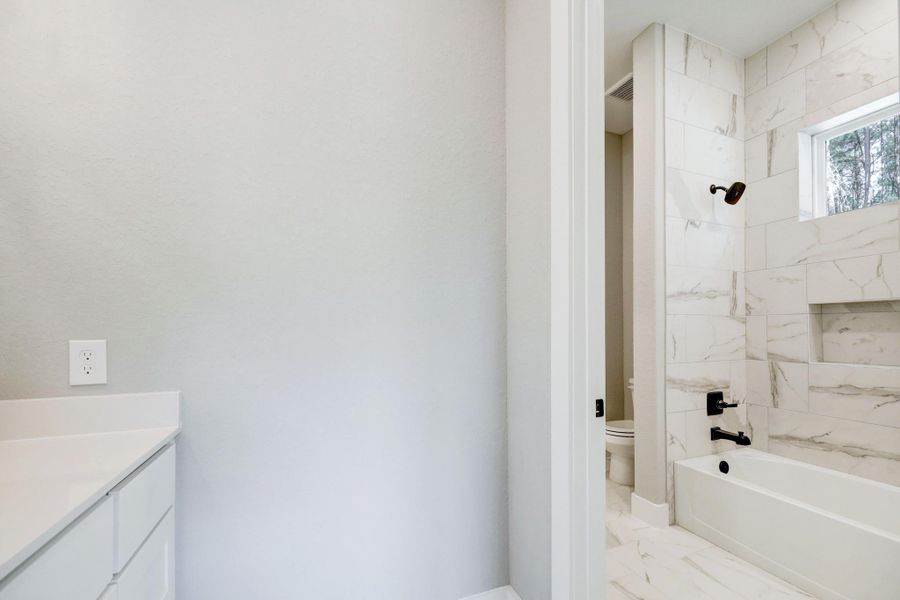 THE PICTURE SHOWN IS NOT THE ACTUAL HOME. TRINITY SIGNATUE HOMES IS BUILDING A SIMILAR FLOOR PLAN. THE PICTURE SHOWN IS NOT THE ACTUAL HOME. TRINITY SIGNATUE HOMES IS BUILDING A SIMILAR FLOOR PLAN.