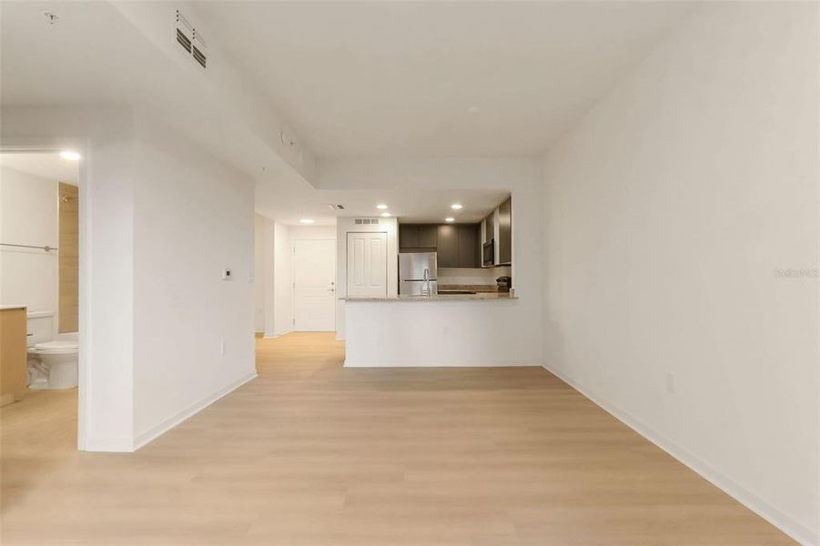 Spacious, unfurnished interior of a new home in , Orlando (Image 18).