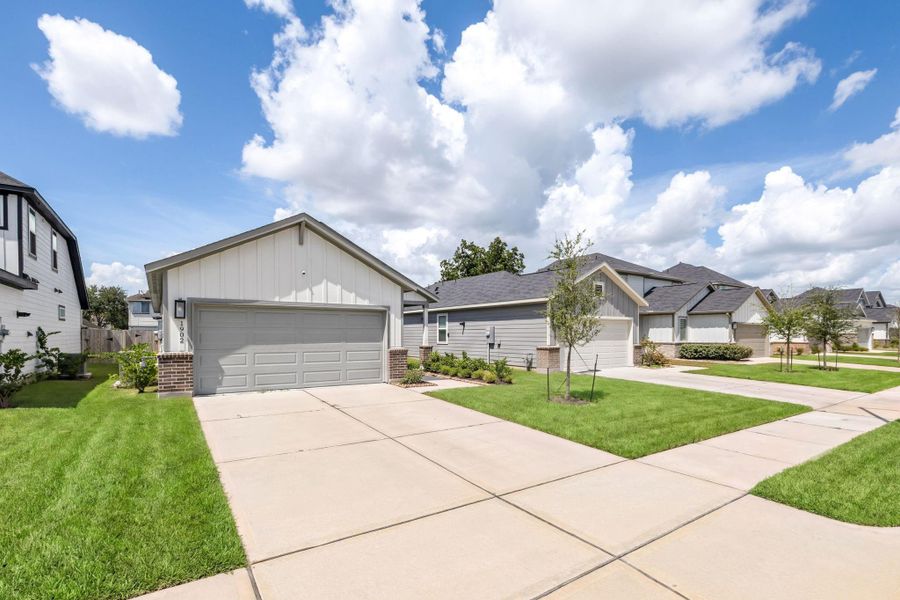 Front exterior of a new home in Arcadia 40s, Missouri City, TX, highlighting curb appeal (Image 31). Front exterior of a new home in Arcadia 40s, Missouri City, TX, highlighting curb appeal (Image 31).