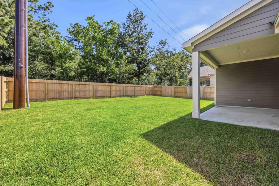 Exterior details and patio area of a home in Sundance Cove, Crosby (Image 16).