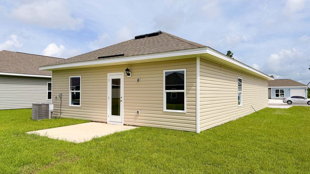 Exterior details and patio area of a home in Liberty, Panama City (Image 19).