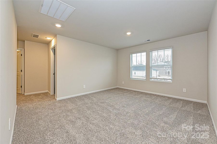 Spacious, unfurnished interior of a new home in Buffalo Ridge, Newton (Image 18).