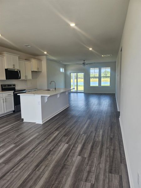 Spacious, unfurnished interior of a new home in Edgefield, Loris (Image 12).