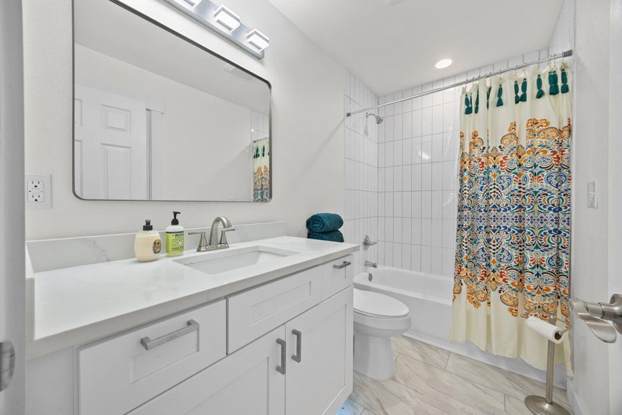 Secondary bathroom with tub/shower combo.