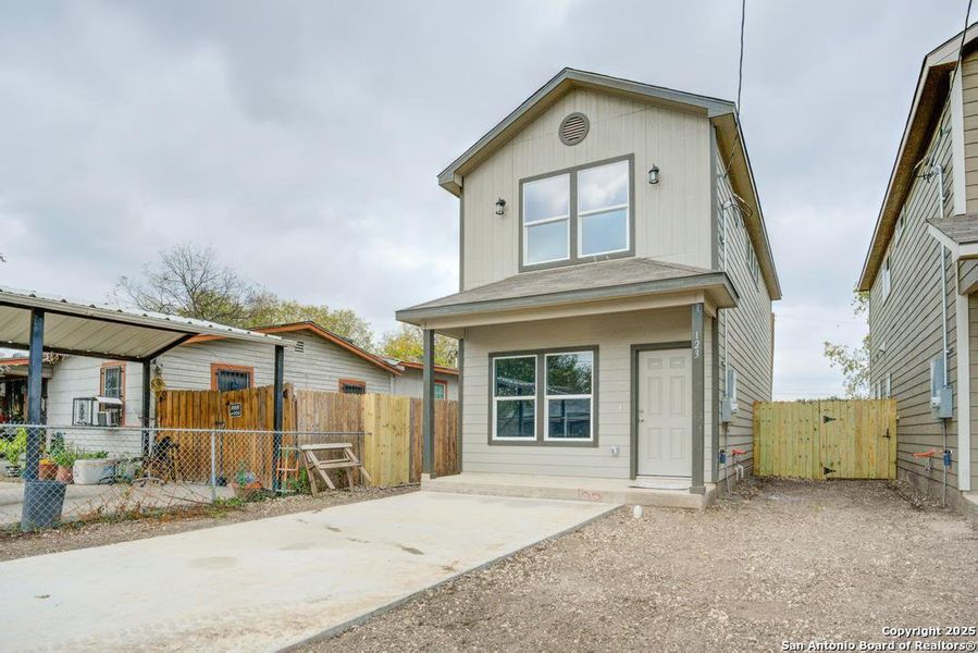 Exterior details and patio area of a home in , San Antonio (Image 19).