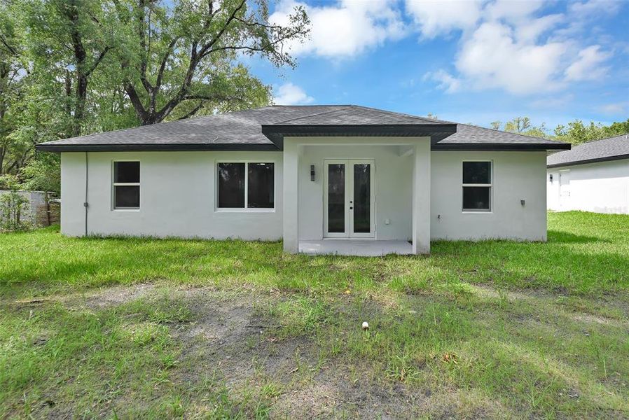 Exterior details and patio area of a home in , Dunnellon (Image 3).