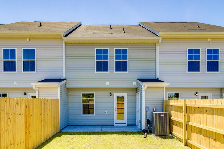 Exterior details and patio area of a home in Astoria, Columbia (Image 20).