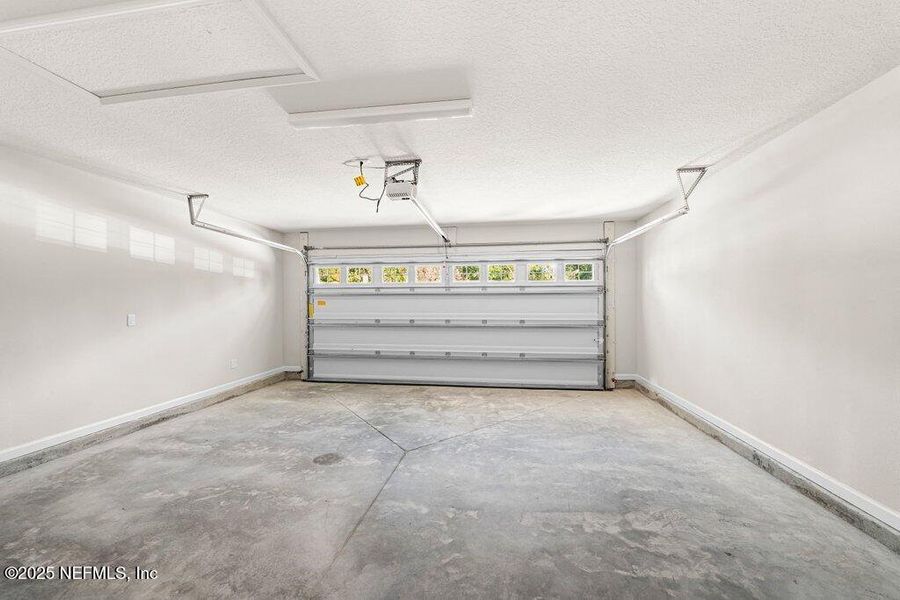 Spacious, unfurnished interior of a new home in , Jacksonville (Image 17).