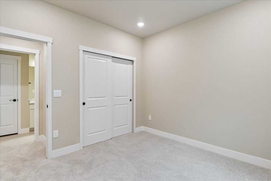 Spacious, unfurnished interior of a new home in Aspen Meadows-4, Colorado Springs (Image 28).