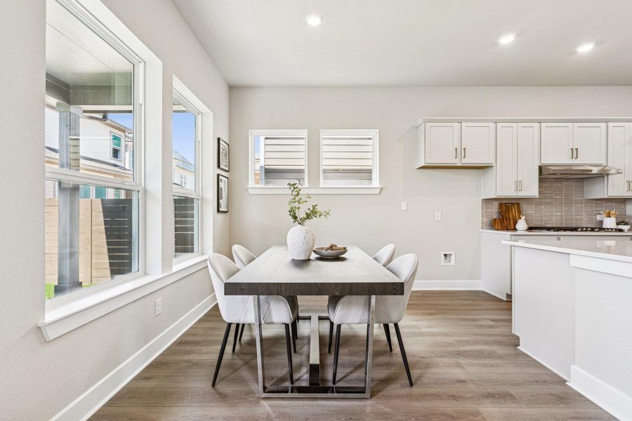 Dining Area (Staged) Dining Area (Staged)