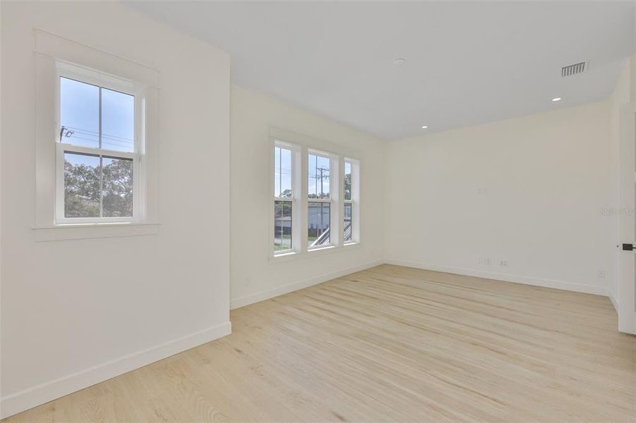 Spacious, unfurnished interior of a new home in , Tampa (Image 25).